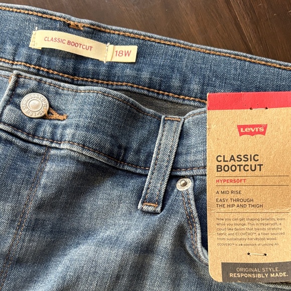 Levi's Relaxed Fit Light Blue Jeans - Picture 2 of 6